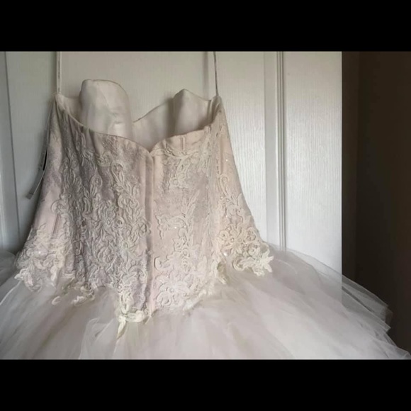 Oleg Cassini Wedding dress - Picture 5 of 10